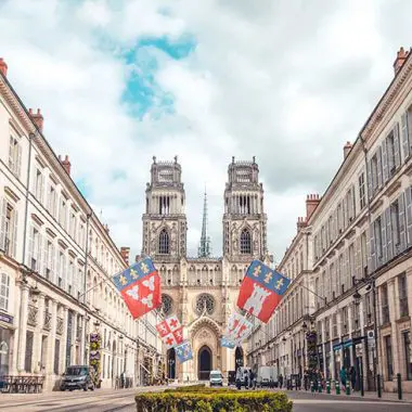 Rue Jeanne d'Arc et cathédrale Sainte-Croix, Orléans
