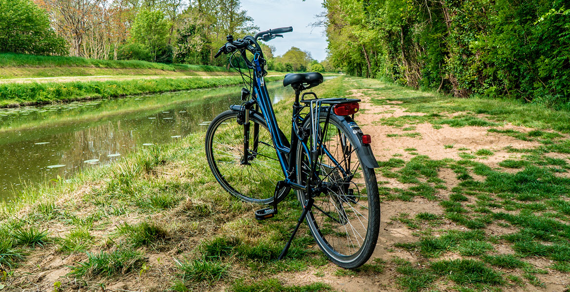 Balade à vélo à Combleux le long du canal d'Orléans © Orléans Val de Loire Tourisme