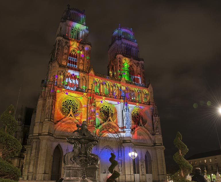 Illuminations de Noël sur la cathédrale d'Orléans