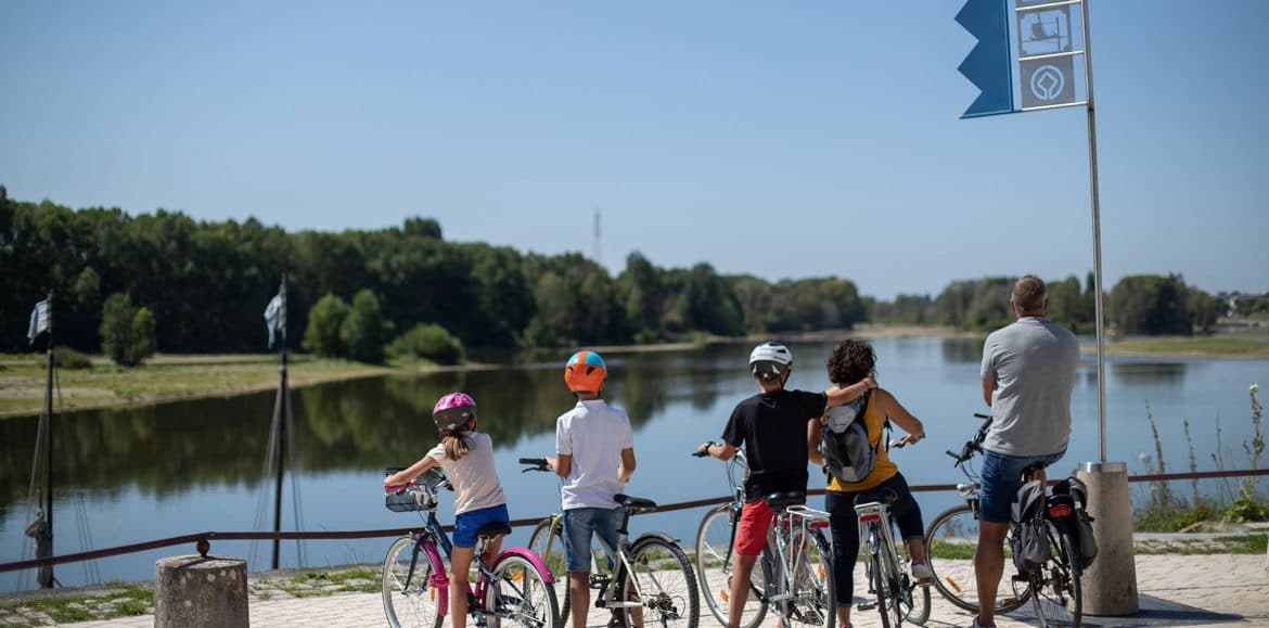 Famille à vélo sur la Loire à vélo à Combleux