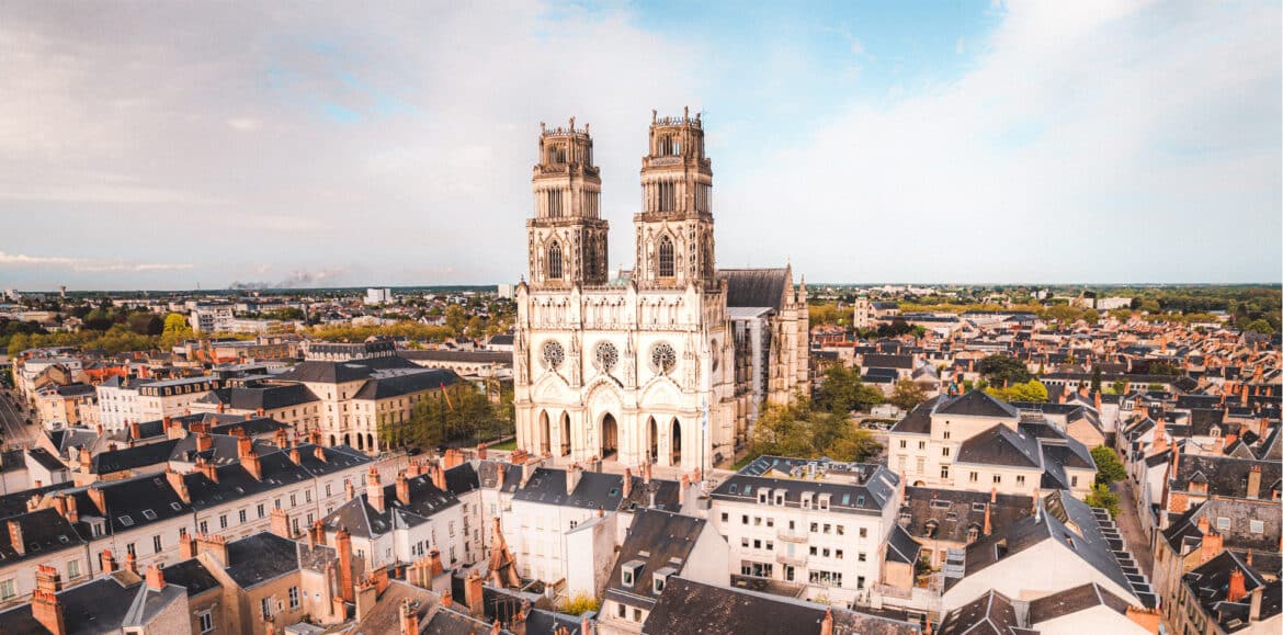 Vue aérienne de la Cathédrale Sainte-Croix d'Orléans ©Lezbroz