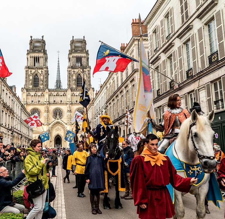 Défilé pendant les Fêtes de Jeanne d'Arc à Orléans © Orléans Val de Loire Tourisme